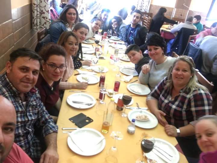 Cautivo_Merced's tweet photo. Hoy hemos tenido un día de #convivencia en Hermandad.
Preparación de enseres para el altar de el #triduo de Medinaceli. https://t.co/fWeYhfB9dR