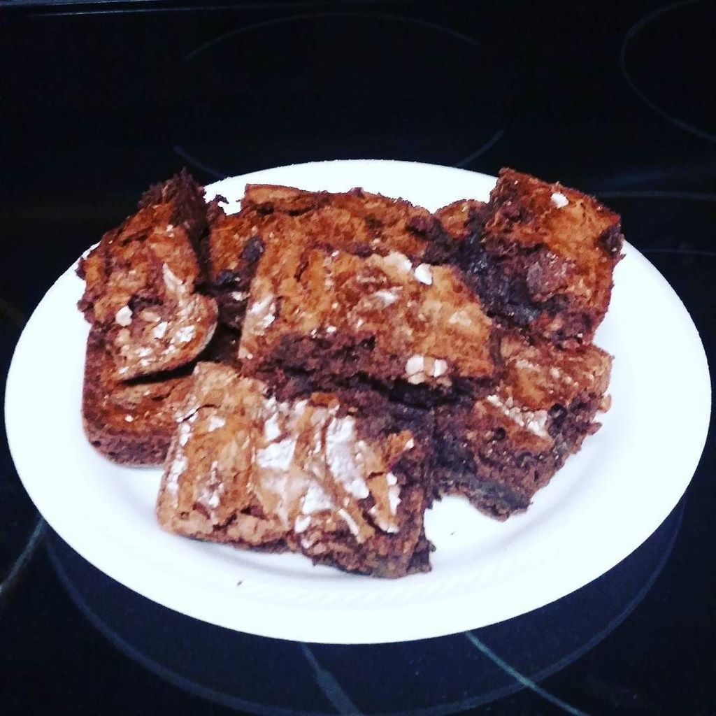 AndreaJLennon's tweet photo. When you have boys this is how you send food to a super bowl party! #foamplate #nofrills https://t.co/vycFM3ptsN
