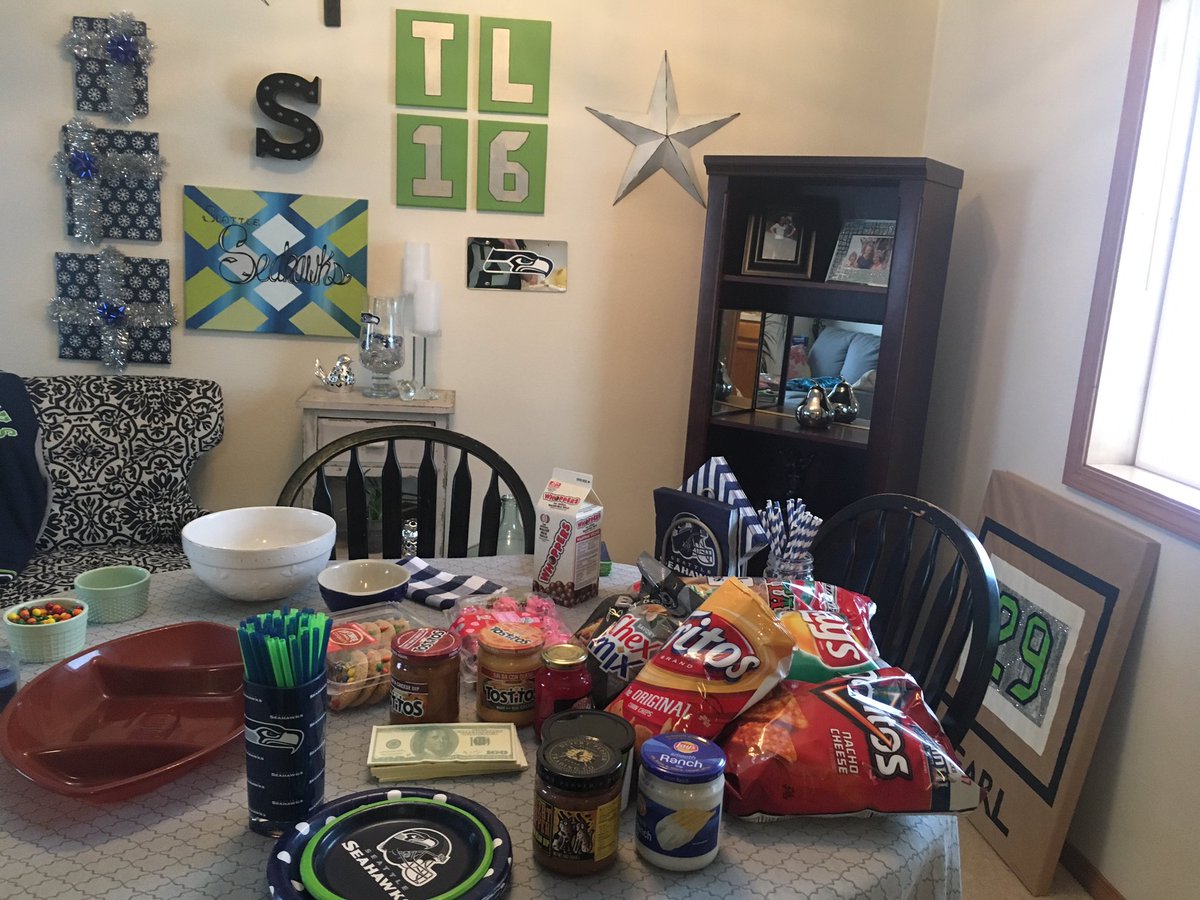 _starlily's tweet photo. What kinda of @SuperBowl #party am I'm having? #stilldecorating https://t.co/HyrXv7FZV9