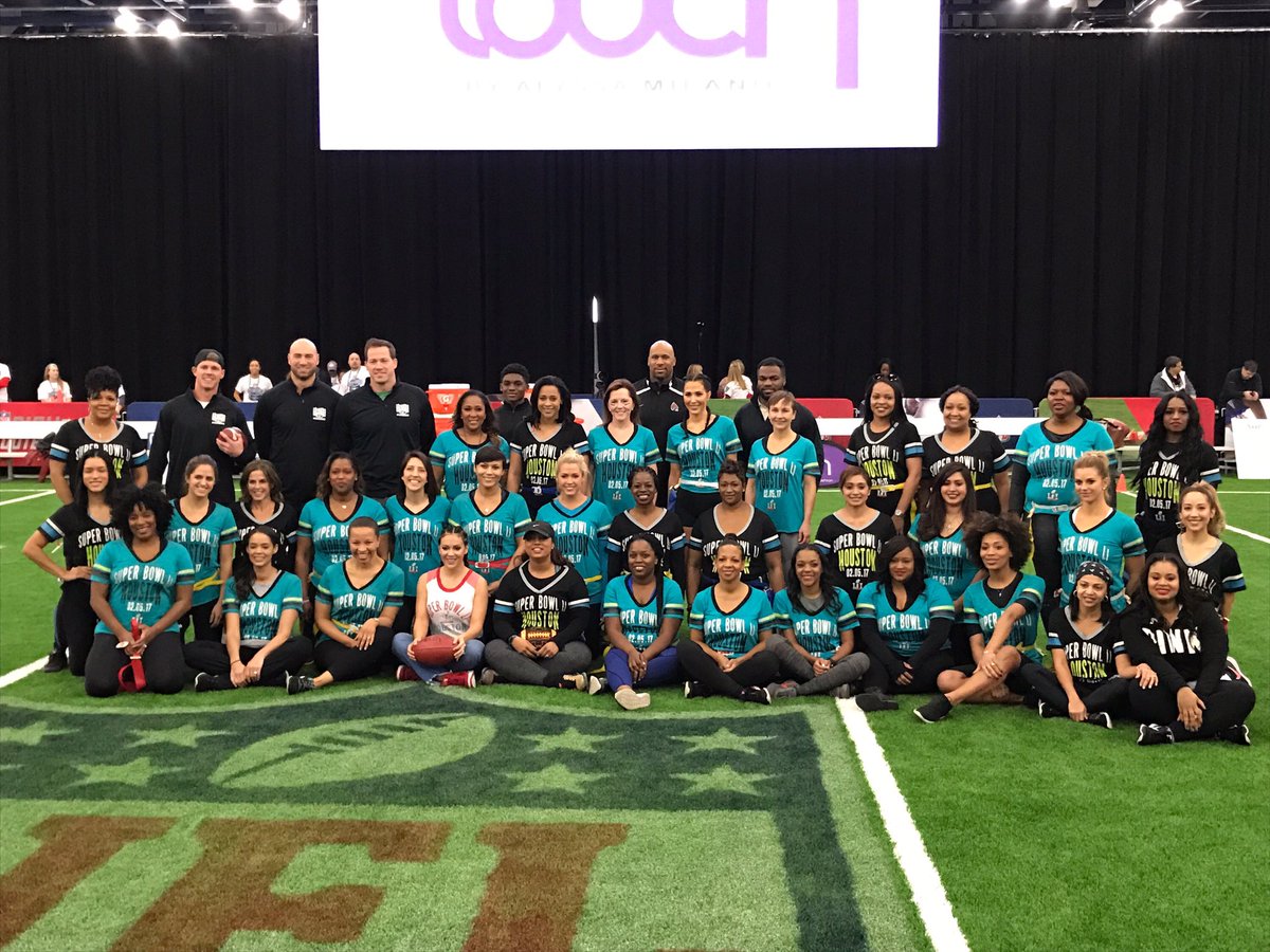 DawnNeufeld's tweet photo. When you've got dope friends who play #football... #TeamTouchSB51 #TeamTouch #SuperBowl #footballwives #OTFPWA #NFLThread #TeamBanks https://t.co/kc61yb9iwU