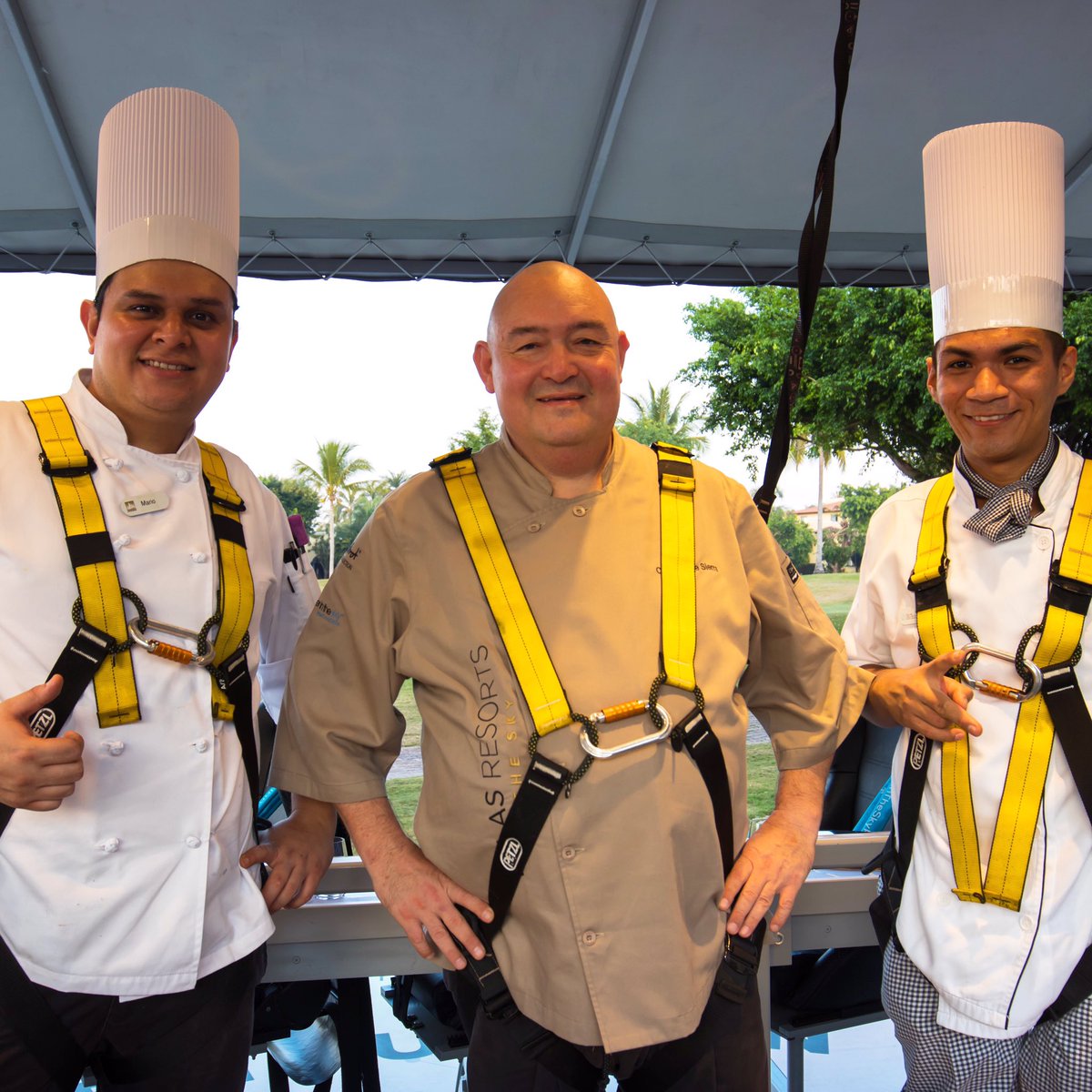 ditspv's tweet photo. Está por comenzar la aventura de este en domingo. El chef @chefjorgesierra y su equipo ya están listos. ¿Y tú? @ditspv #PuertoVallarta 🌴 https://t.co/vkLtESoorD