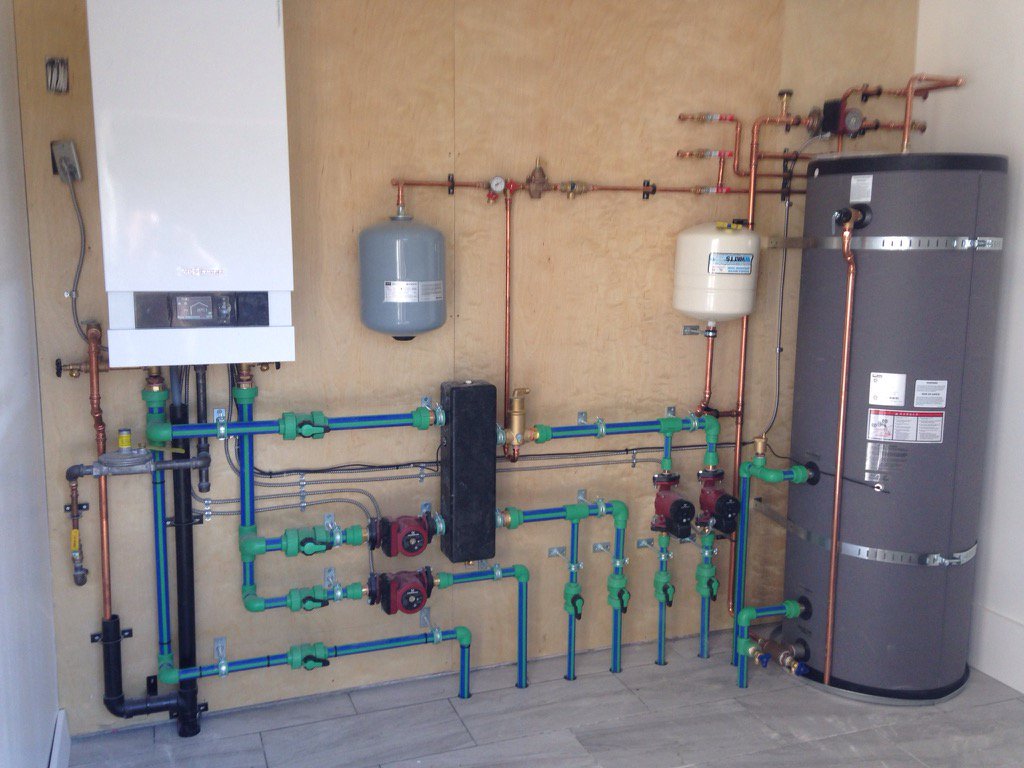 grangerplumbing's tweet photo. Recently completed boiler room for a custom home on beach dr. #radiant #viessmann #aquatherm #propress https://t.co/4bj876Ygud