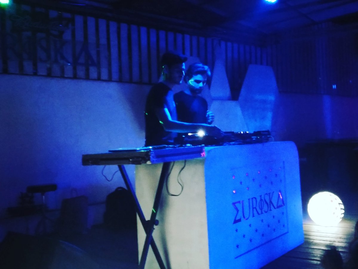 @oozeundat on the decks right now! Sick vibes tonight! 💥 
#Euriska #Sunday #SantoriniAfterglow #Santorini #Pune #PuneNightlife