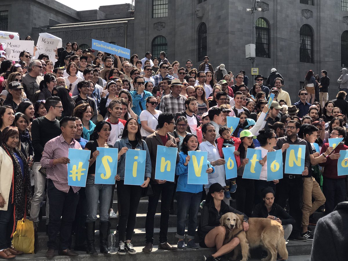 DeniseDresserG's tweet photo. Aquí con mis alumnos en evento #SinVotoNoHayDinero que busca reducir financiamiento a partidos políticos. Súmense. RT por favor. https://t.co/73fJ0SyuC9