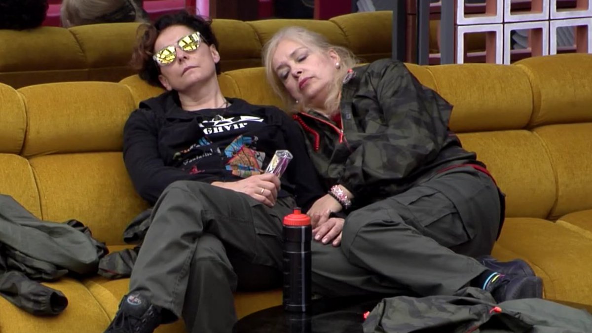 errante8's tweet photo. #VIPDirecto #Blumettra ...30 años después...No atmósfera=No beso.
#Despacito. 😂
@Tamrogranada @purplecandycat @DanielaBlume @LamborghiniEM https://t.co/SaP8zDfWKB