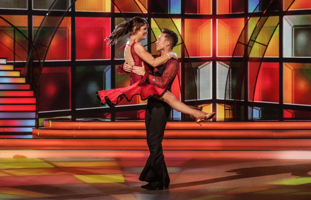 DWTSIRL tweet picture