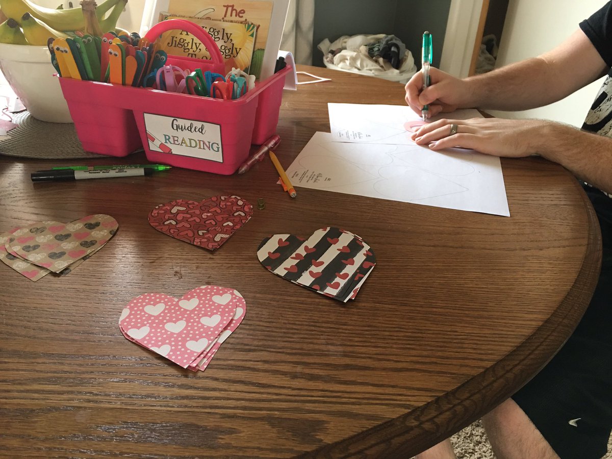 mrsgayer_class's tweet photo. The hubby is busy at work helping me with handmade valentines for class! #support #ValentinesDay #studentteaching https://t.co/cHF2bpYHbQ