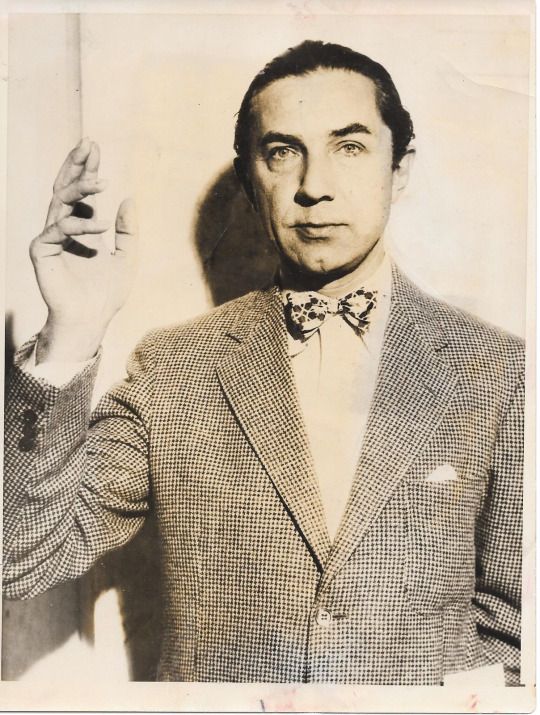 CaptKarnstein's tweet image. Bela Lugosi being sworn in as a U.S. citizen (1931).