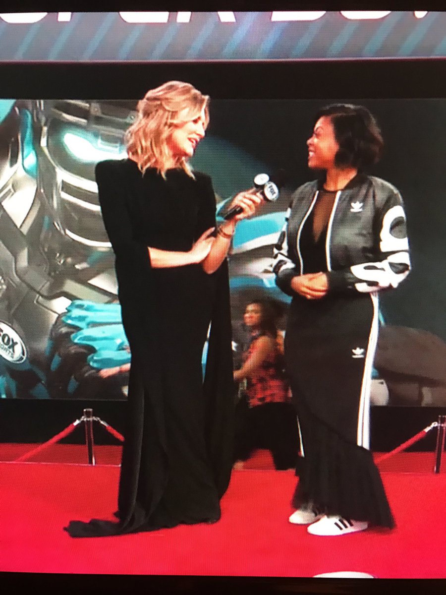 leovasquez's tweet image. What the heck is @CharissaT wearing for #SuperBowl2017 #notyourbestlook #wardrobeproblems