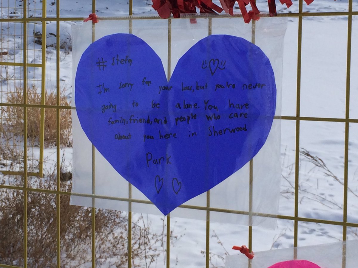 JuliaWongCBC's tweet image. They're asking #shpk residents to join them and #fillthefence to #showyourlove. Initiative will run until feb 14 - day dedicated to love.