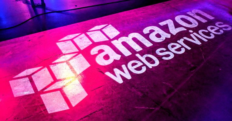 yeepet's tweet photo. #AWS still owns the #cloud https://t.co/Ju7LvF4Dw3 https://t.co/gAOo8UDIbF