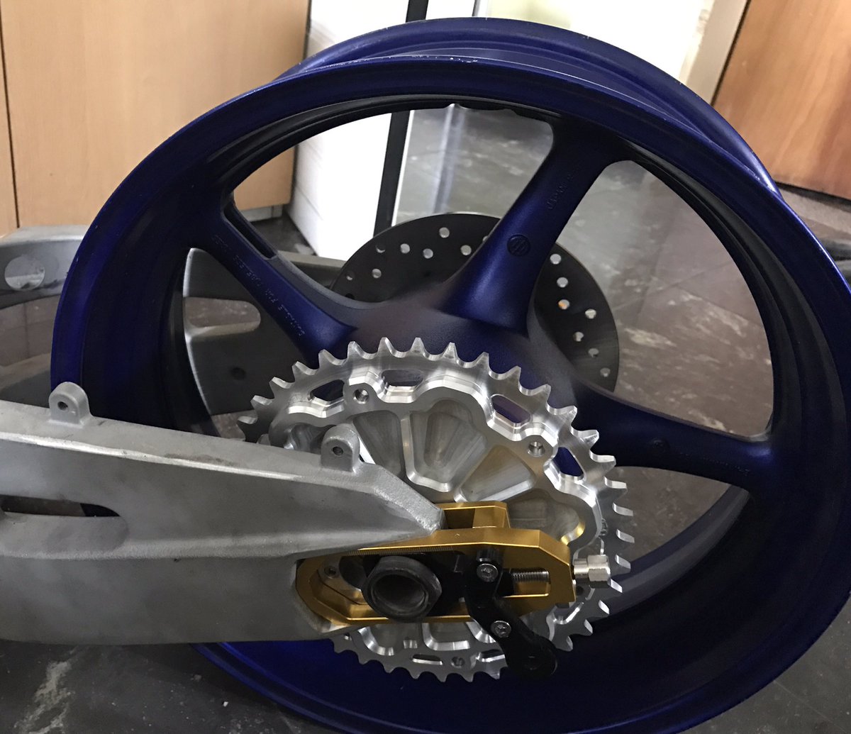 Diseño y fabricacion de portacorona y corona especial para adaptar llanta de R6 a basculante de CBR400RR