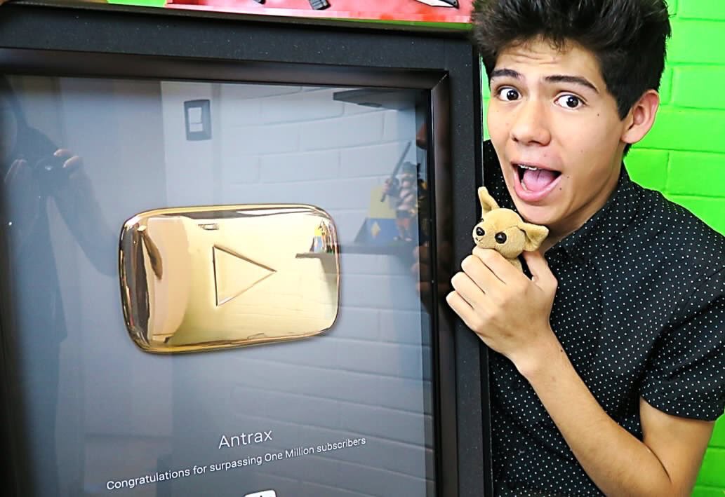 AntraxClasher's tweet photo. El video que subo en 5 minutos se resume en una palabra ¡LOS QUIERO MUCHO!... Espera son 3 palabras :´D#antrax https://t.co/wzDy2olYK4