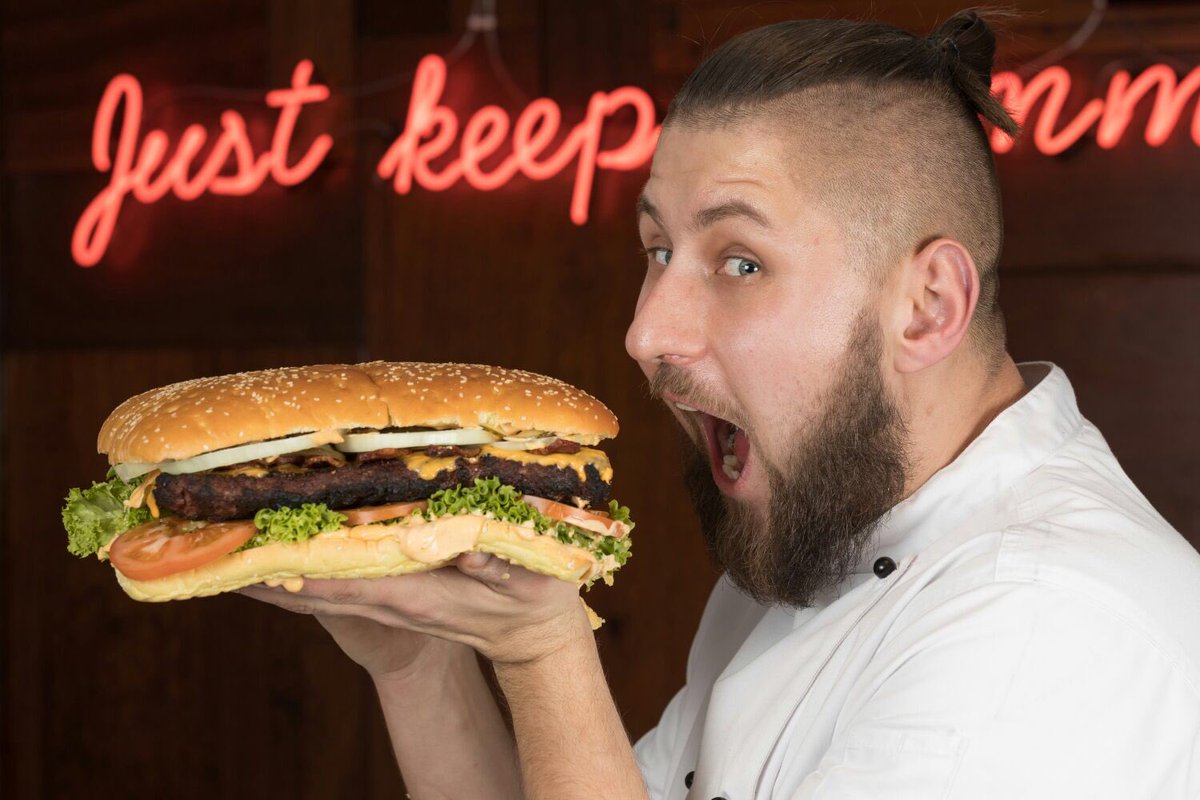 PupaRestaurant's tweet photo. Tonight's comp. Win our new square burger. It's big, feeds six and is on sale next week. RT to enter. https://t.co/oXQ3XrP1We