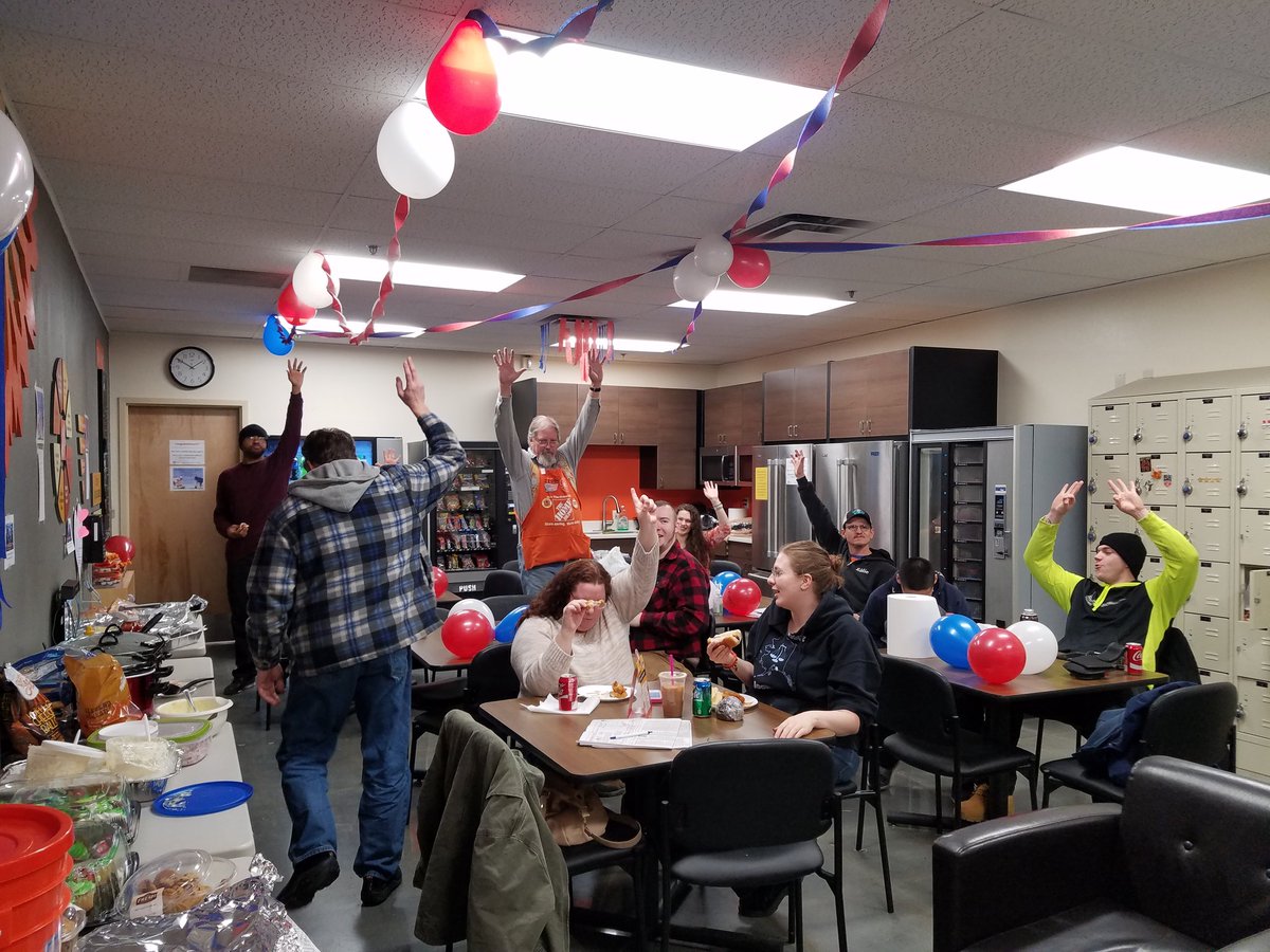 rchilcote89's tweet photo. Team Fairbanks weighing in Everyone rooting for the Patriots in the first picture, everyone rooting for the Falcons in the second. https://t.co/CfDw4djg3i