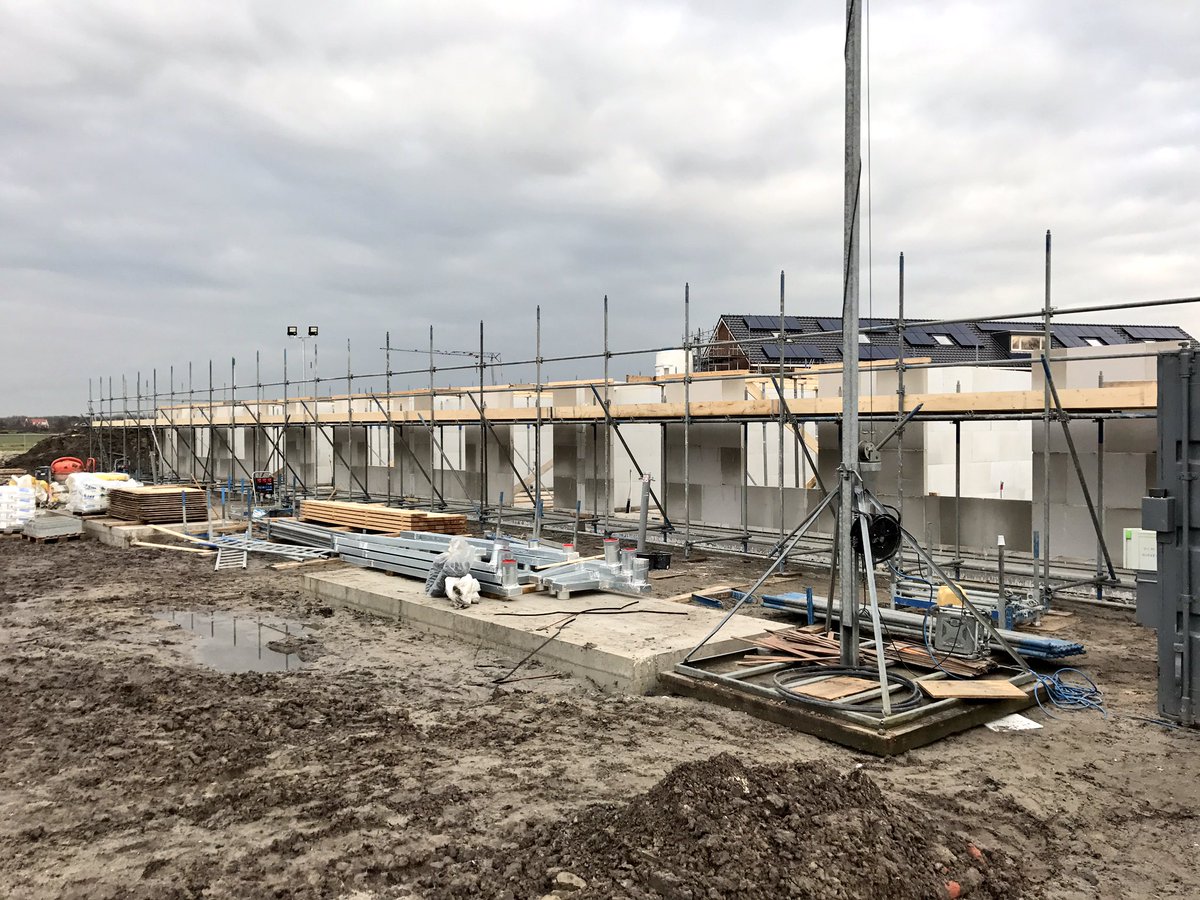 Afgelopen week zijn de kalkzandsteenwanden van het 1e blok gelijmd. Morgen gaan we de breedplaatvloeren leggen. <a href="/Langeraar/">Langeraarders.nl</a> @VinkBouw