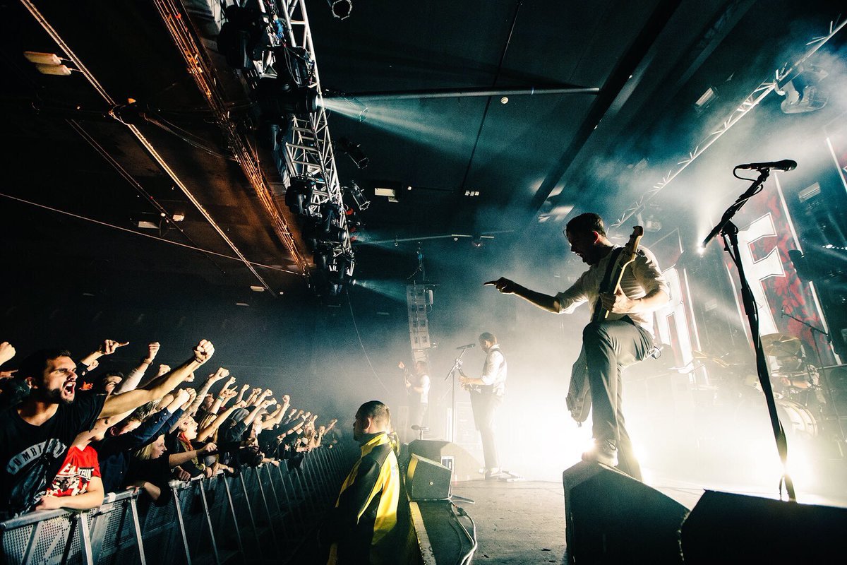 BFMVITALIA's tweet photo. #JamieMathias showing some love to the crowd 🤘🏼♥️ #BFMV #ThePoisonTour #UK2016 https://t.co/rXrqYKJX8j