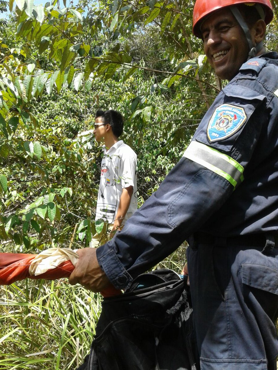 DiarioDelLlano's tweet photo. Personal Bomberos Aguazul rescató parapentista que quedó atrapado en un árbol, paciente sufrió laceración en brazo izquierdo https://t.co/OxGbuwOSpD