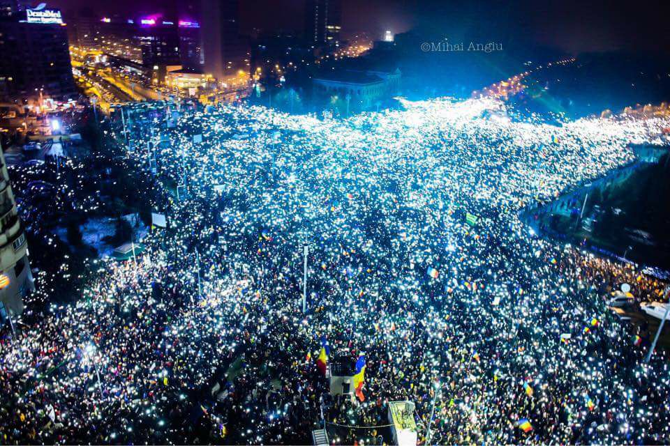VladLucan's tweet photo. My city #Bucharest saw the biggest demonstration... 300.000 people #protest #NoToCorruption  #romania #rezistam https://t.co/qyJEoJoEgH