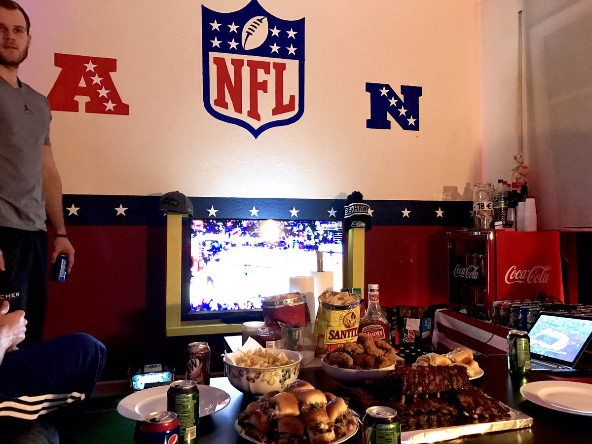 Wer kann da denn schon widerstehen? 🤔🍔🍗🍟renoviertes Zimmer ✅ Essen ✅ <a href="/ProSiebenMAXX/">ProSieben MAXX</a> ✅ bereit ✅ <a href="/ransport/">ran</a> #ranSB51 #ranNFLsuechtig #rannfl