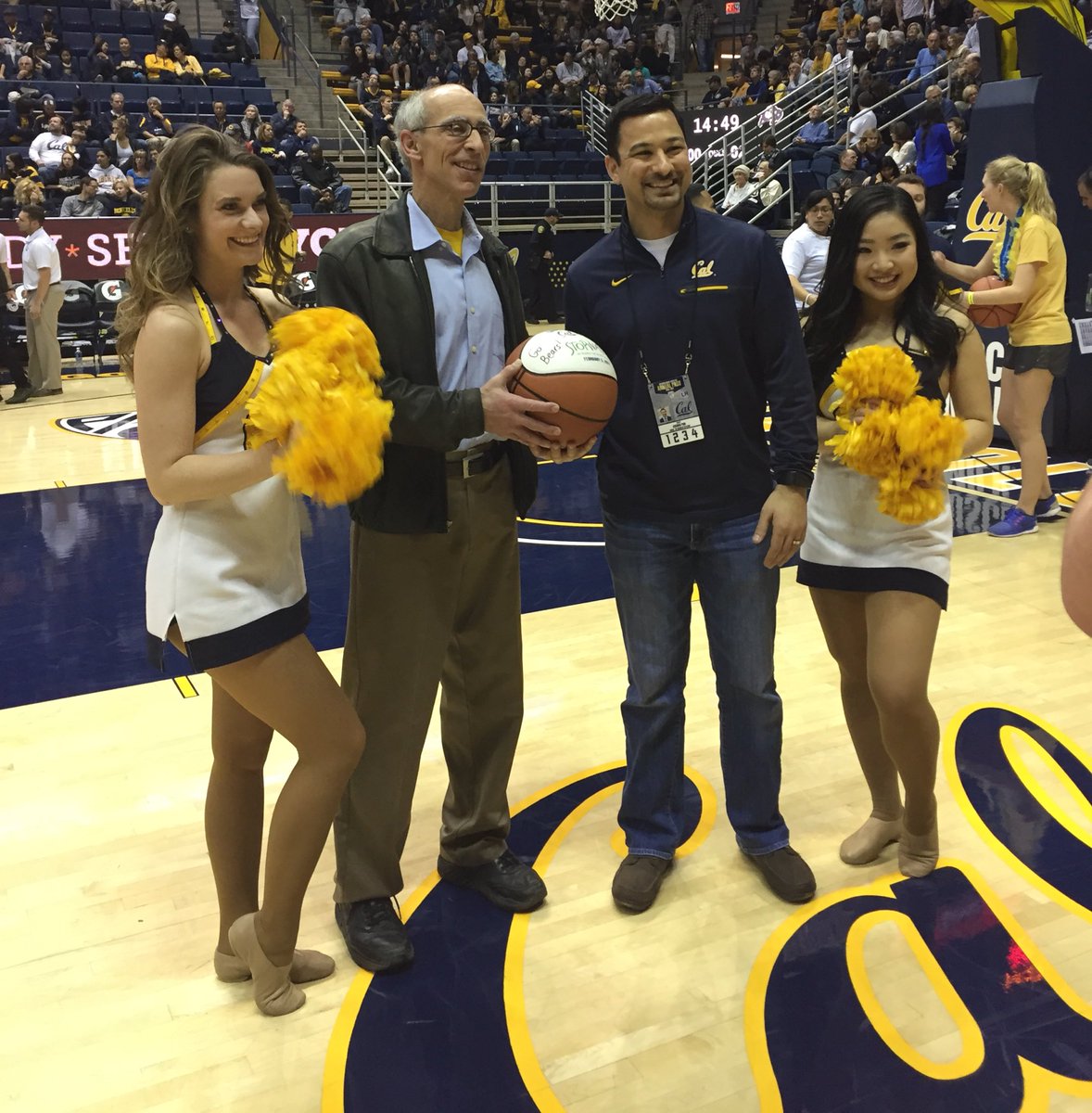 stopwasteorg's tweet photo. RT @CalATHLETICS: Thanks to our Game Day sponsor @stopwasteorg! #readysetrecycle #zerowastechallenge #GoBears https://t.co/yqDYtYmcC7