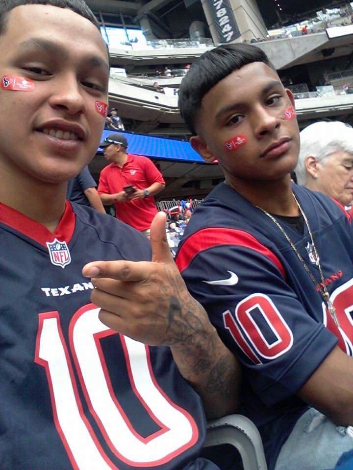 Gonzoooo4's tweet photo. Free the bros 😤😤 #Freegonzo #Freesambo https://t.co/58GHxvB2Wt