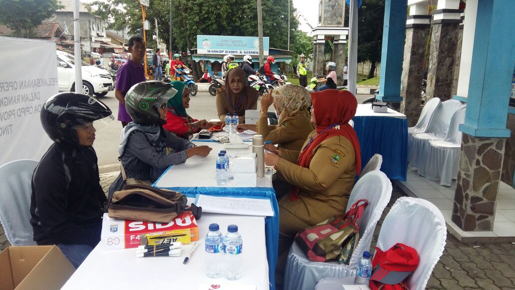 SAMSAT_PWK's tweet photo. Operasi terpadu hari pertama di taman pembaharuan Purwakarta #SamsatPurwakarta https://t.co/vuoPez09aJ