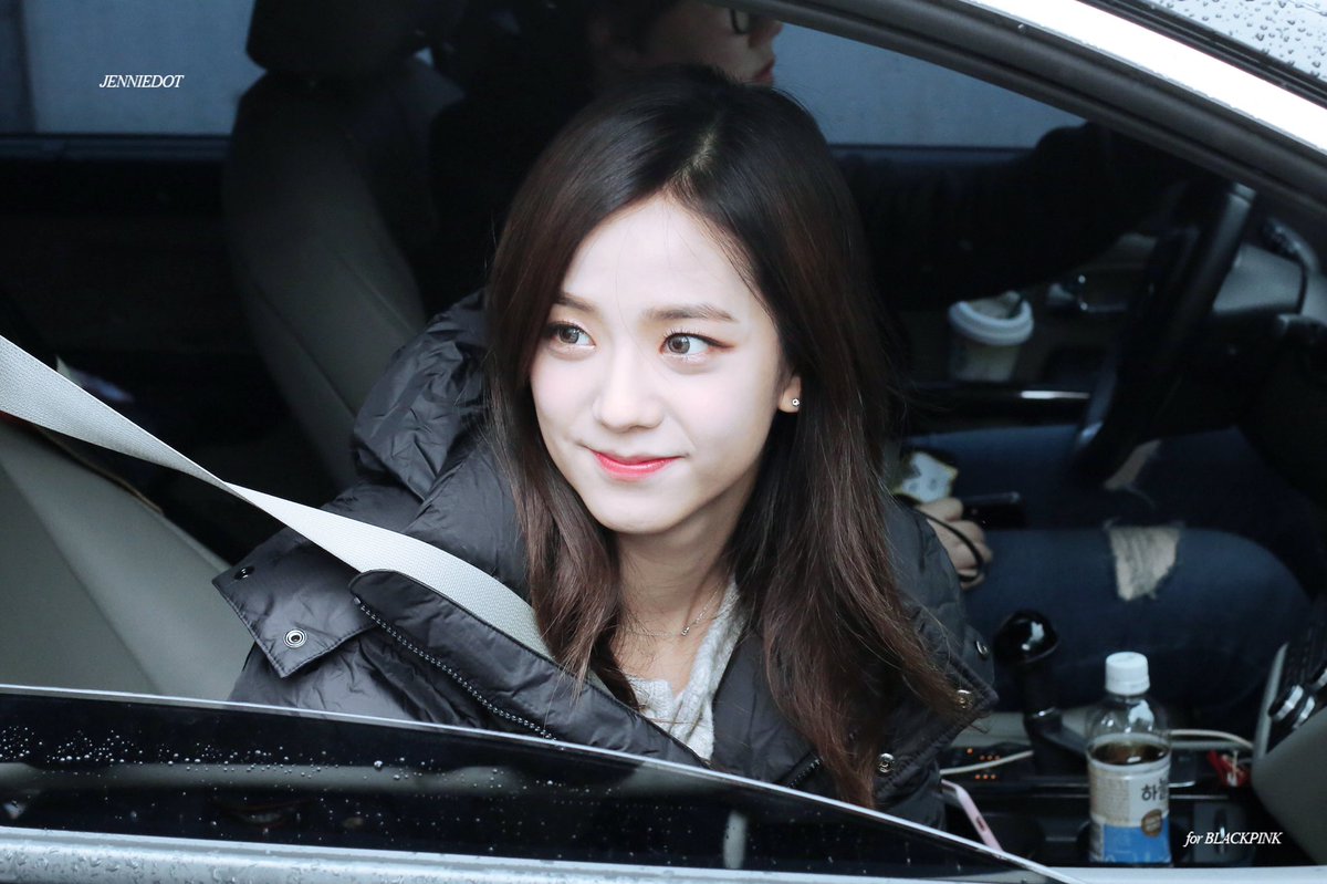 960116_dot's tweet photo. 170205 인기가요 퇴근길

#BLACKPINK #블랙핑크 #JISOO #지수 https://t.co/4OrGSY8sHk