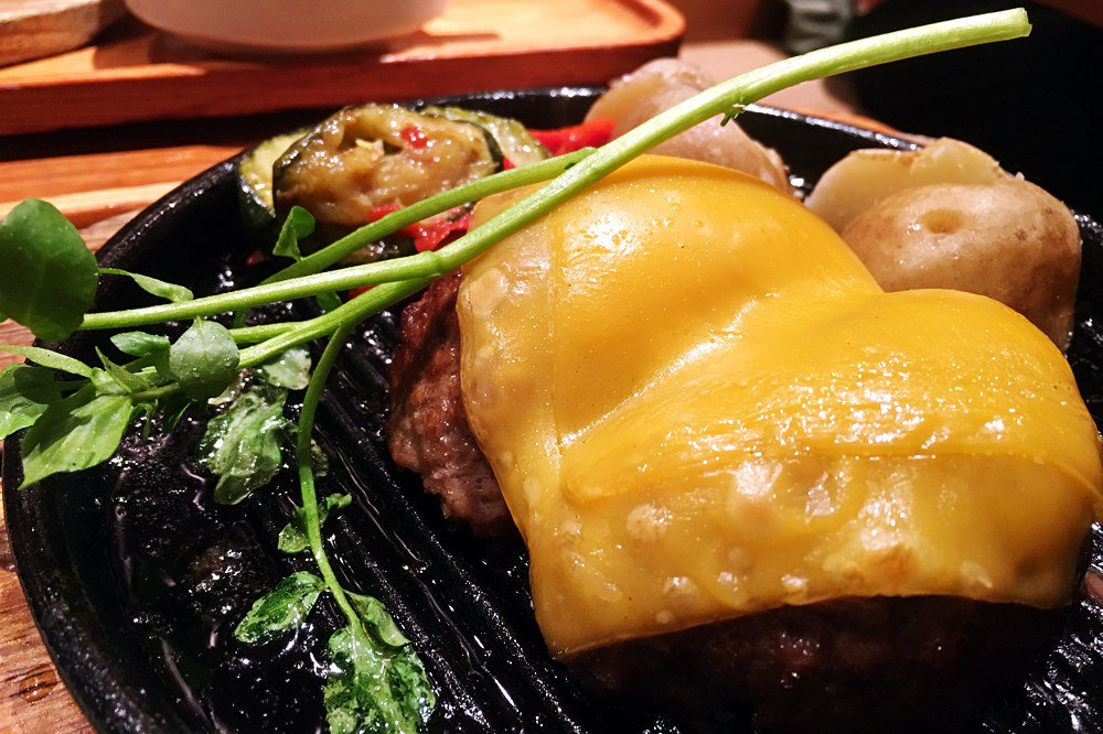 doocts's tweet photo. ハンバーグが嫌いな男子なんかいません。「いしがまやハンバーグ アトレ吉祥寺」 #歩く吉祥寺 https://t.co/Rlu39iA54g https://t.co/WDC0ORLDNG