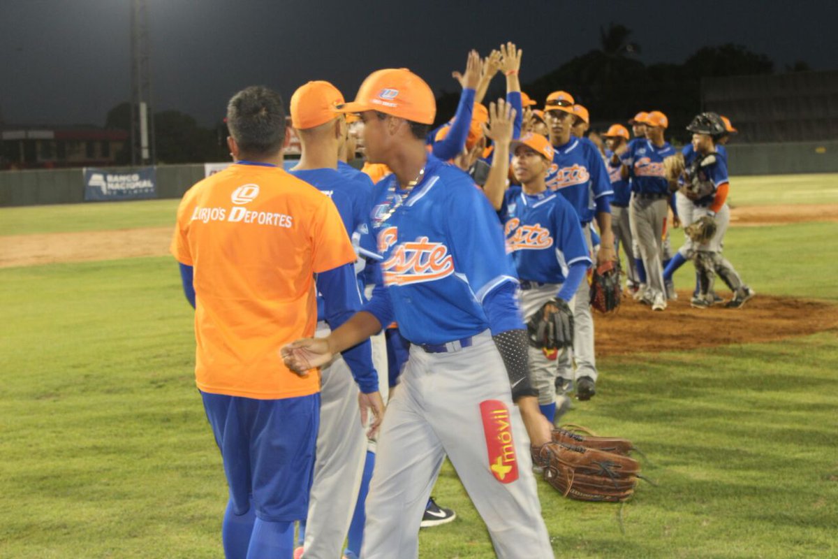 Los <a href="/PotrosEste/">@PotrosDelEste</a> derrotaron 2-1 a Herrera para empatar la SERIE SEMIFINAL (1-1), para ir ahora disputar dos partidos en casa. #YoAmoElBéisbol