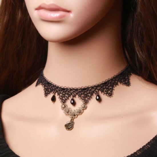 SeanGoodwin13's tweet photo. I love these chokers https://t.co/rUdwGMPfTY