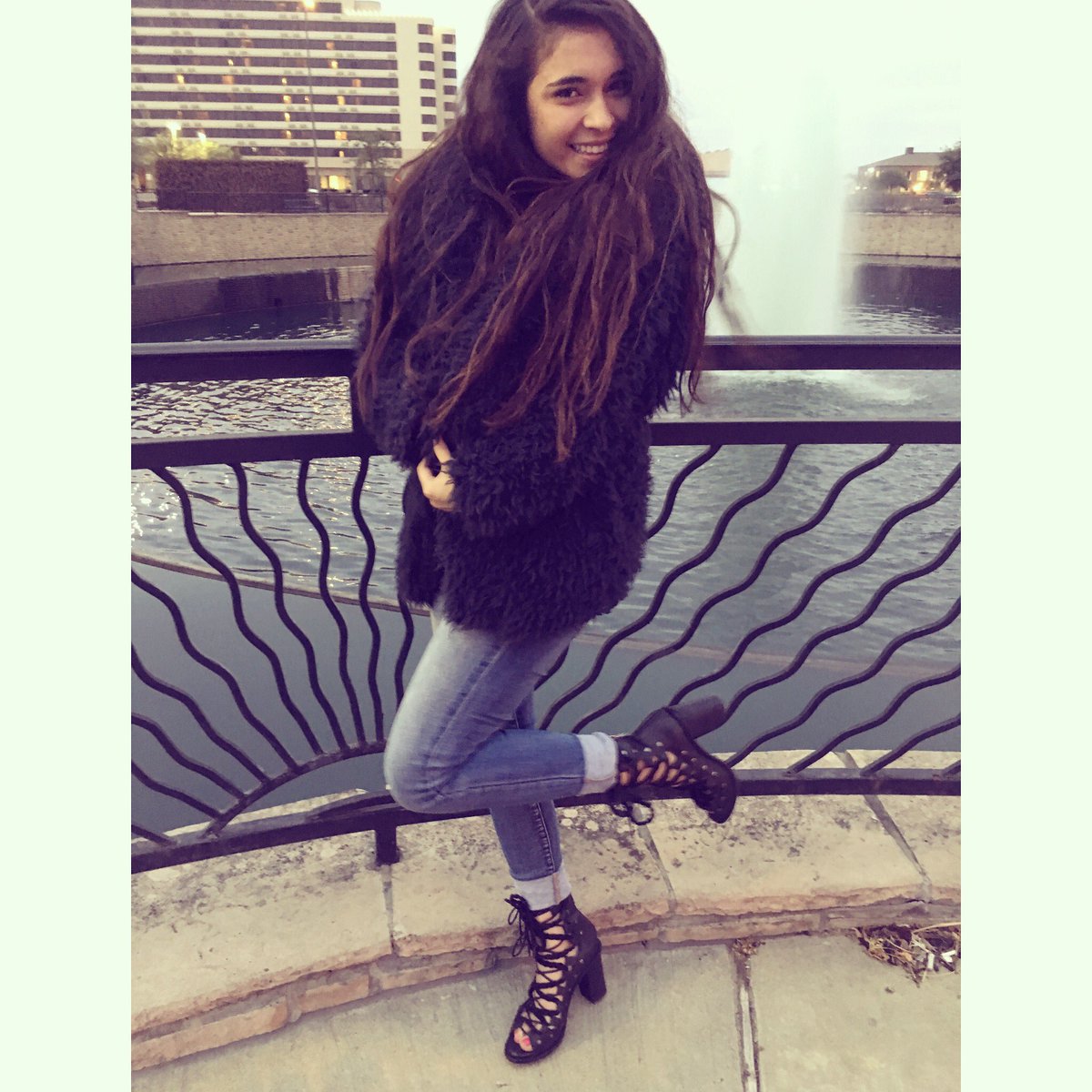 CourtnieRamirez's tweet photo. πΊβοΈ
#fluffyjacket #fur #cold #fountain #strappyheels https://t.co/6ckqZk7PEE