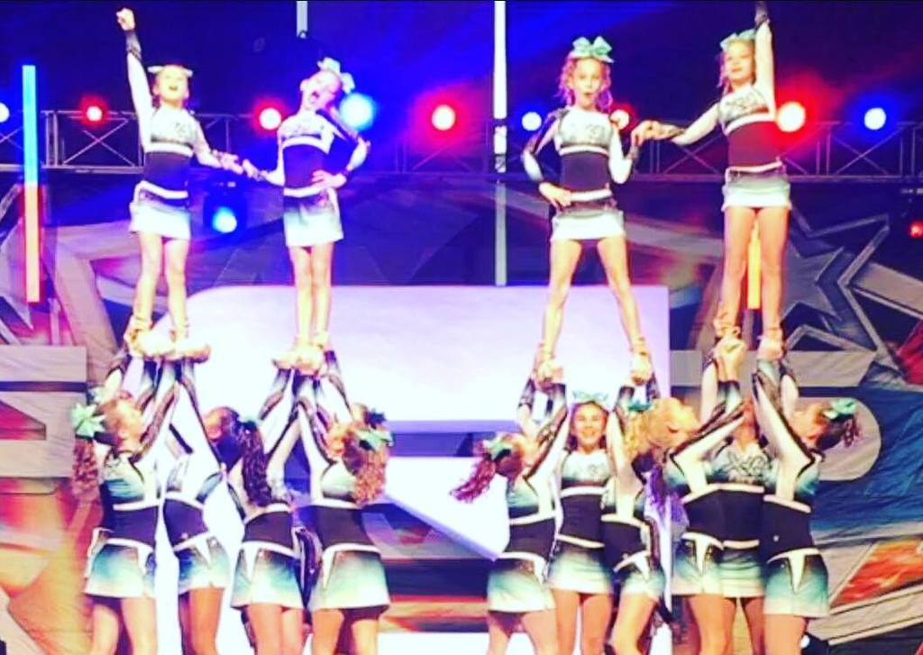 xcacheer's tweet photo. Paperdolls! https://t.co/mnJhRpFT4m
