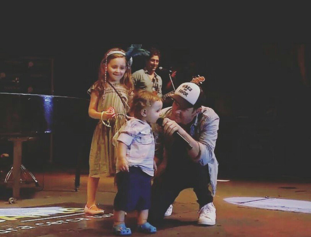 Julietaa_beelen's tweet photo. "Te voy amar y hacerte sentir que cada día yo te vuelvo a elegir"🎶😍💞
#auri #agy #fermin #AxelEnCaseros #acercartealarte @AxelOficial https://t.co/hLEDz0i9XA