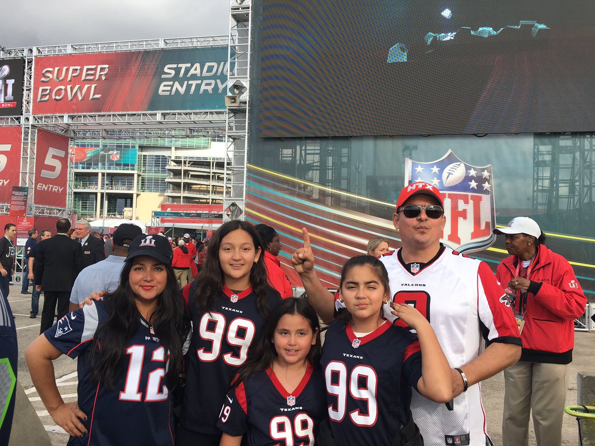 LineyCornejo's tweet photo. #SuperBowl #HoustonSuperBowl #Falcons #Patriots https://t.co/27aF6BGBza