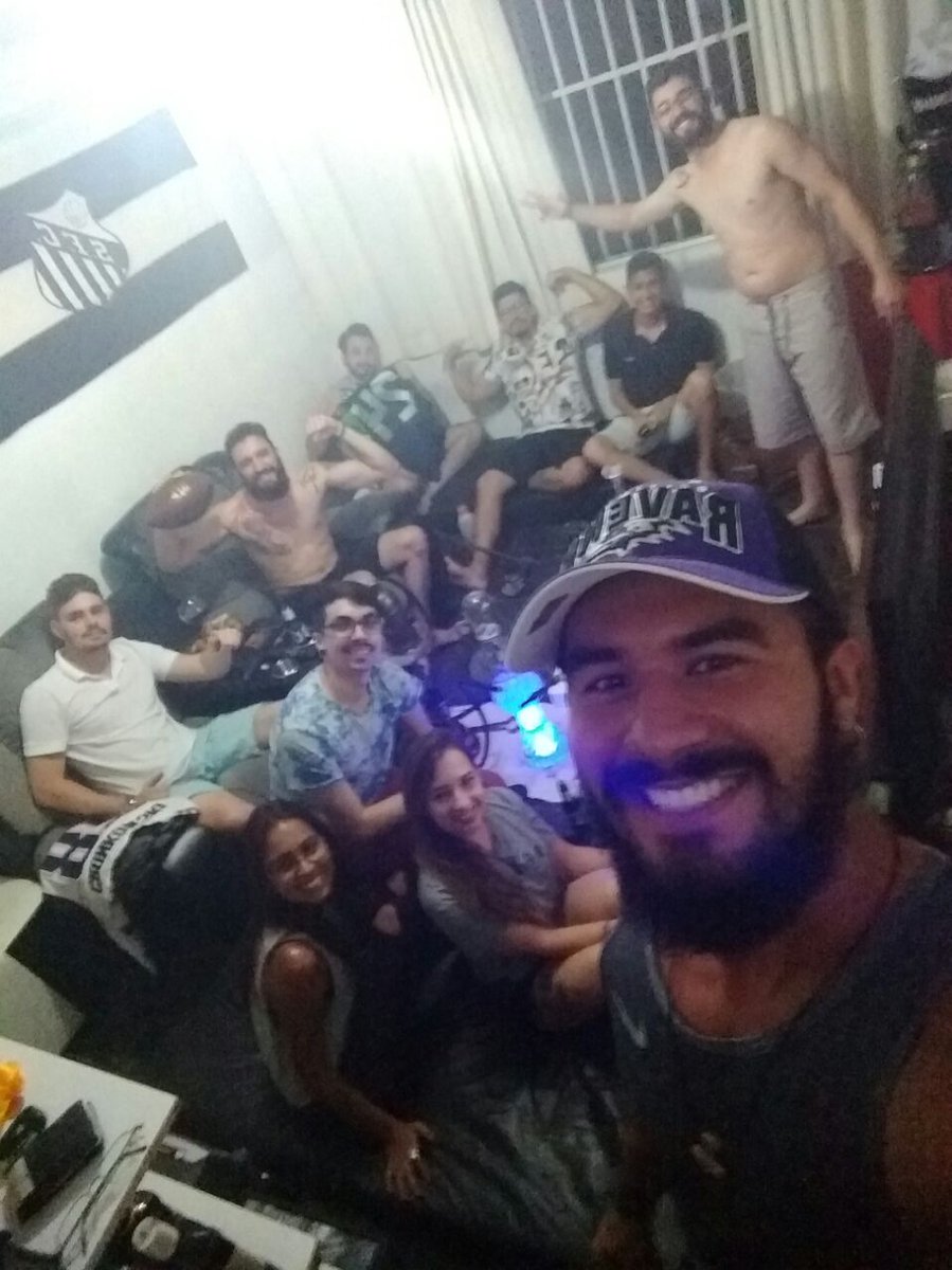 Fraan6's tweet photo. Já que não tem Seattle vamos cornetar os brothers #SuperBowlnaESPN @everaldomarques @romulomendonca https://t.co/ijUOUjXSfS