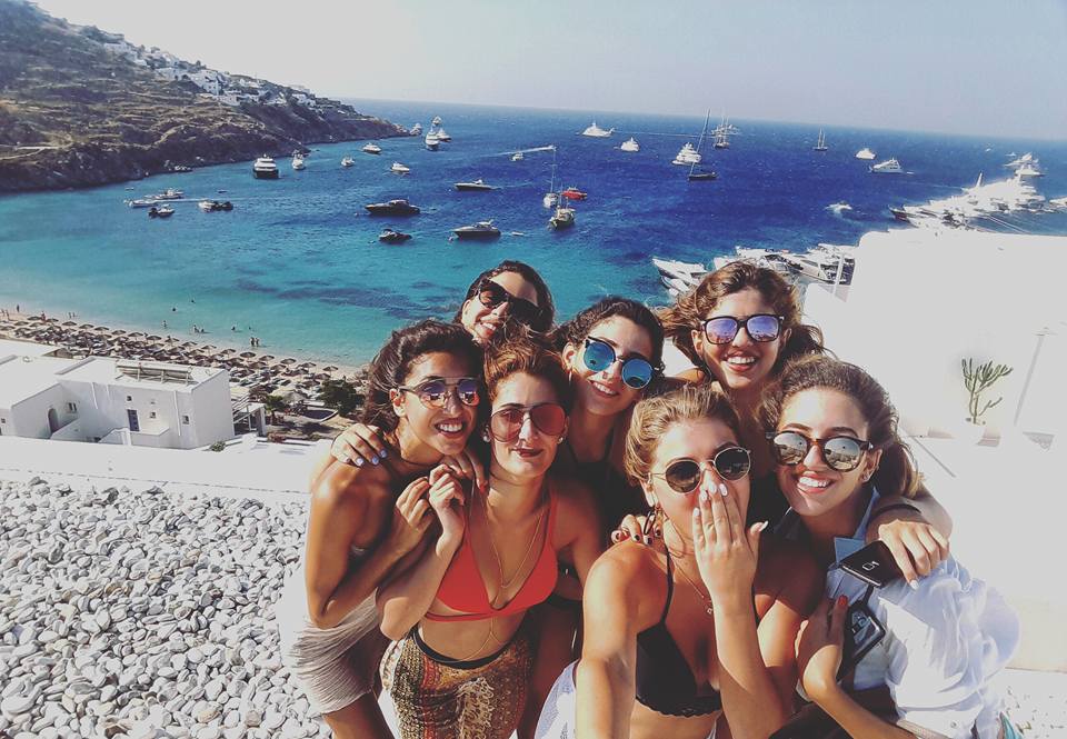 littledarling97's tweet photo. throwback to this sick holiday in #MYKONOS #GREECE #HOLIDAYS #BESTFRIENDS https://t.co/rvz0NEKc36