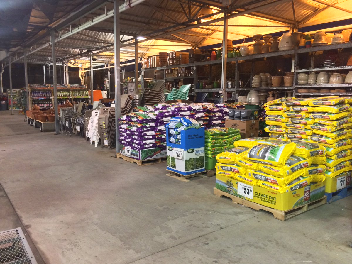 miranda_mike91's tweet photo. It's beginning to look alot like Spring at 563! Thanks to my team for all the hard work! @IblasBlas @homedepot0563 @LennyGaspari @pgamble35 https://t.co/nyf5l3tzNQ