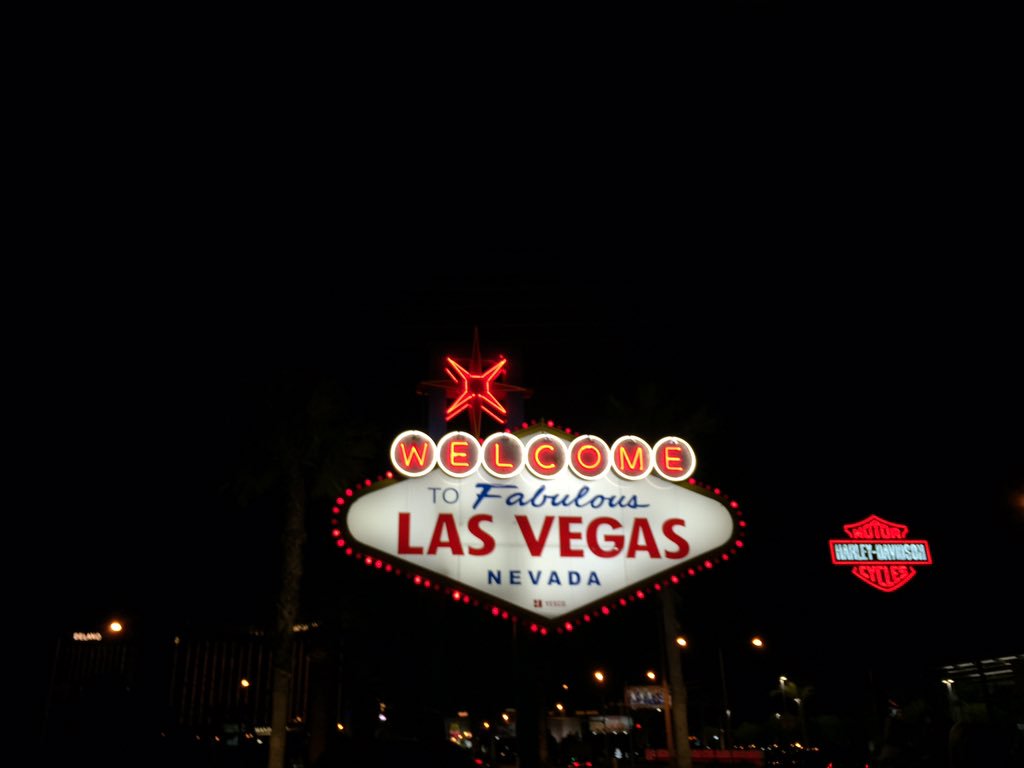 Evadeles's tweet photo. @am_delg te envío ésta de Las Vegas....te vale..??!!😝 https://t.co/eAPEupZmrJ