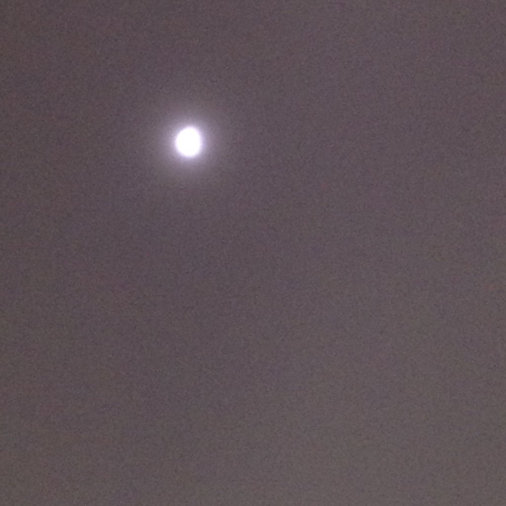 nihb_aloha's tweet image. As pessoas são como a lua monstram-se estar perto mas quando me aproximo mas distante parecem estar 😒👌🏾🏃🏾........🏃🏾🌔