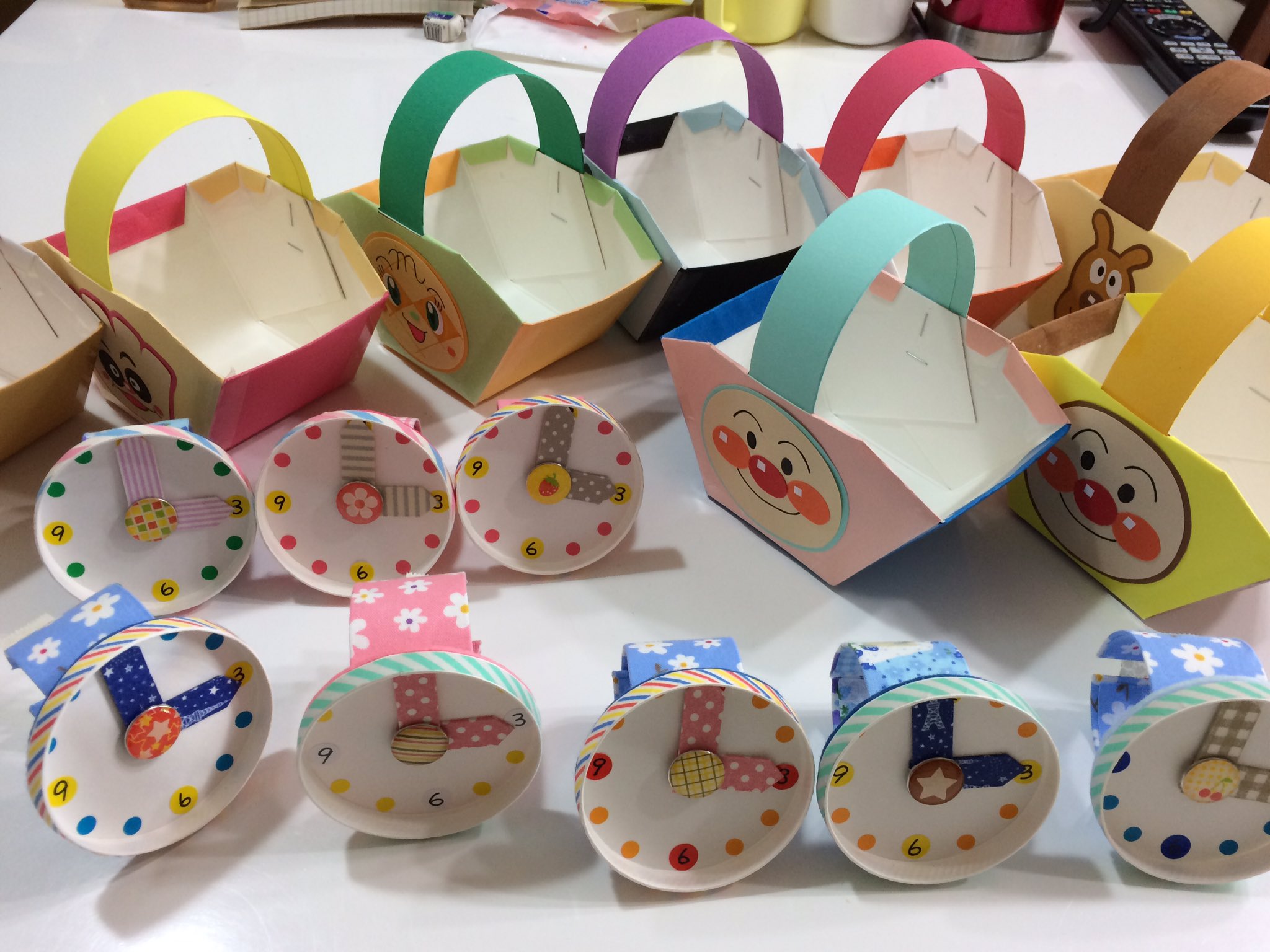 ゆめこ Sur Twitter 次男の親子サークルで使う お買い物ごっこの手作り商品がやっとできた 体験希望の方の分も用意したので2種類 紙コップとトイレットペーパー芯の腕時計 牛乳パックのミニバッグ こういうときにしか版権もので作らないから楽しかった