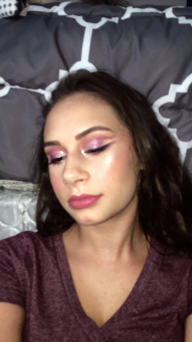canubaileeveit's tweet photo. In the midst of the big game, have a @dirtyteacups inspired look https://t.co/kJGwQLsgte