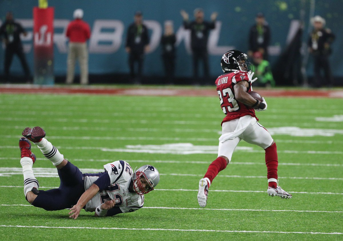 brfootball's tweet photo. How's your day going, Tom Brady? #SB51 https://t.co/J6F0MZVgyz