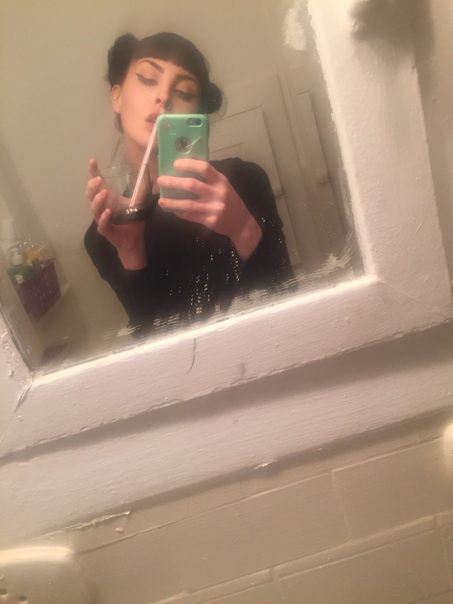 daddyy_issues's tweet photo. When the camera is blurry but so are you #winestraw https://t.co/0j0ltZabxM