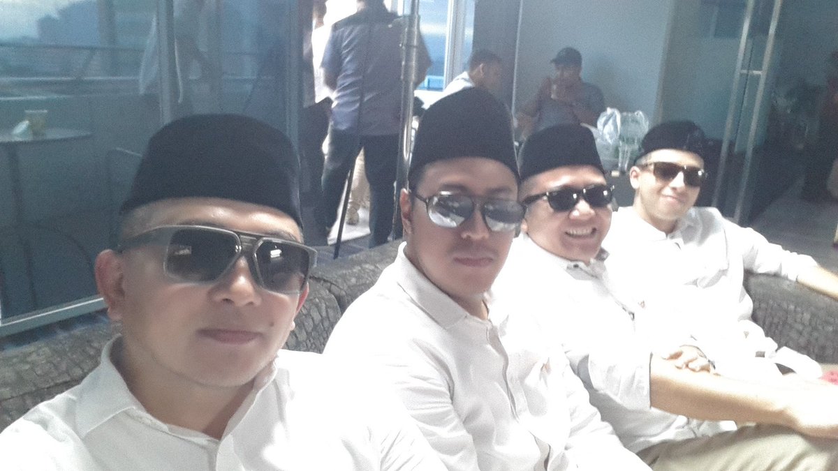 Berpeci itu kekinian lho ?! <a href="/pandji/">Pandji Pragiwaksono</a> <a href="/ReneCC/">Rene Suhardono</a> <a href="/sandiuno/">Sandiaga Salahuddin Uno</a> <a href="/iqbalfarabi1/">Iqbal Farabi SH MH</a>