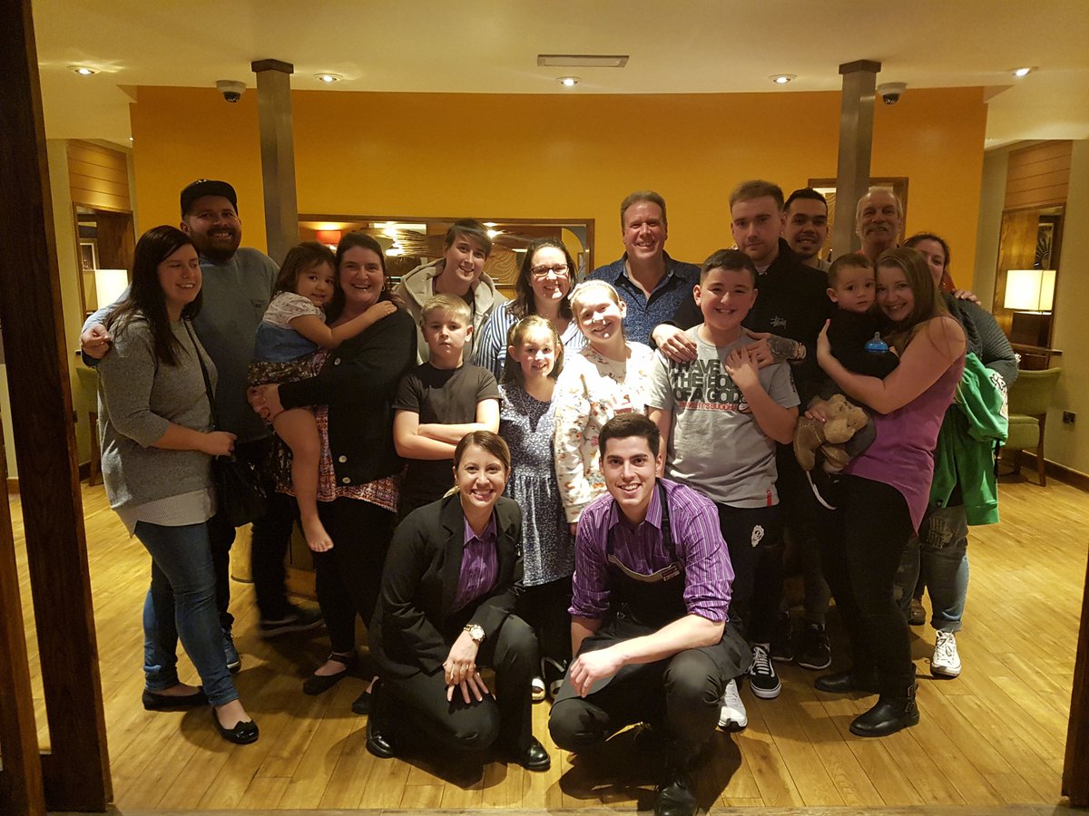 Amazing family in the restaurant at #heathrowbathroad tonight 🤗 <a href="/shahq1/">Qasim R shah</a> @airportsmiles <a href="/SDEBDD/">simon ewins</a> <a href="/SajidSajidm786/">Saj</a> <a href="/teosimo1987/">Teo Simonetti</a> <a href="/MakeItHappenRK/">Katerina Repkova</a>