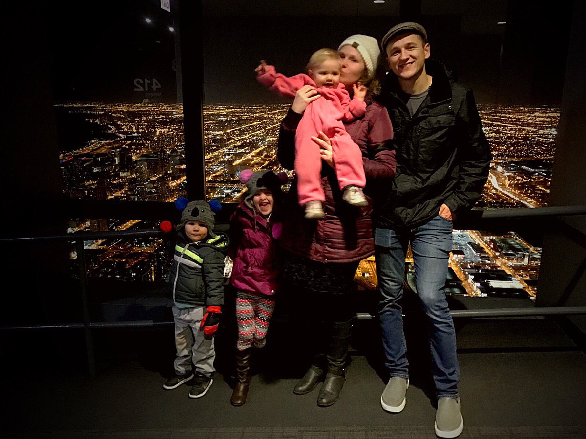 WickeyWare's tweet photo. Night time ~ family time ~ Fun time ~ #willistower #willistowerskydeck #365WW #WickeyWare #chicagogram #winterchicago2017 #family https://t.co/OJh8HUPmXu