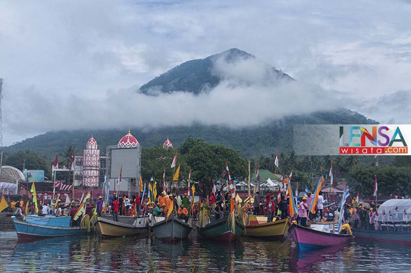 LensaWisataMagz's tweet photo. Sigofi Ngolo, Bersih Laut di Teluk Jailolo #jailolo #wonderfullindonesia #pesonaindonesia #lensawisatamagz
https://t.co/nZVzEwgZPt https://t.co/9Wpx76xF7K