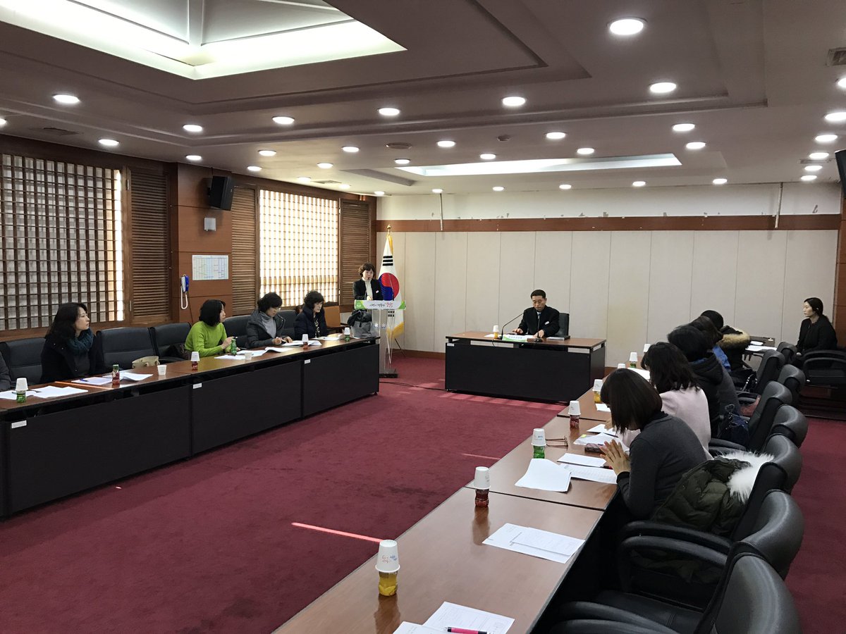 #성남시 #분당구 환경위생과에서는 소비자식품위생감시원 16명과 함께 집단급식소 점검을 위한 교육을 실시하였습니다~ 시민감시원들과 함께 외부인 식사제공행위 등에 대한 점검을 통해 지역상권을 살리고 올바른 식품접객행위를 유도하도록 최선을 다하겠습니다^^