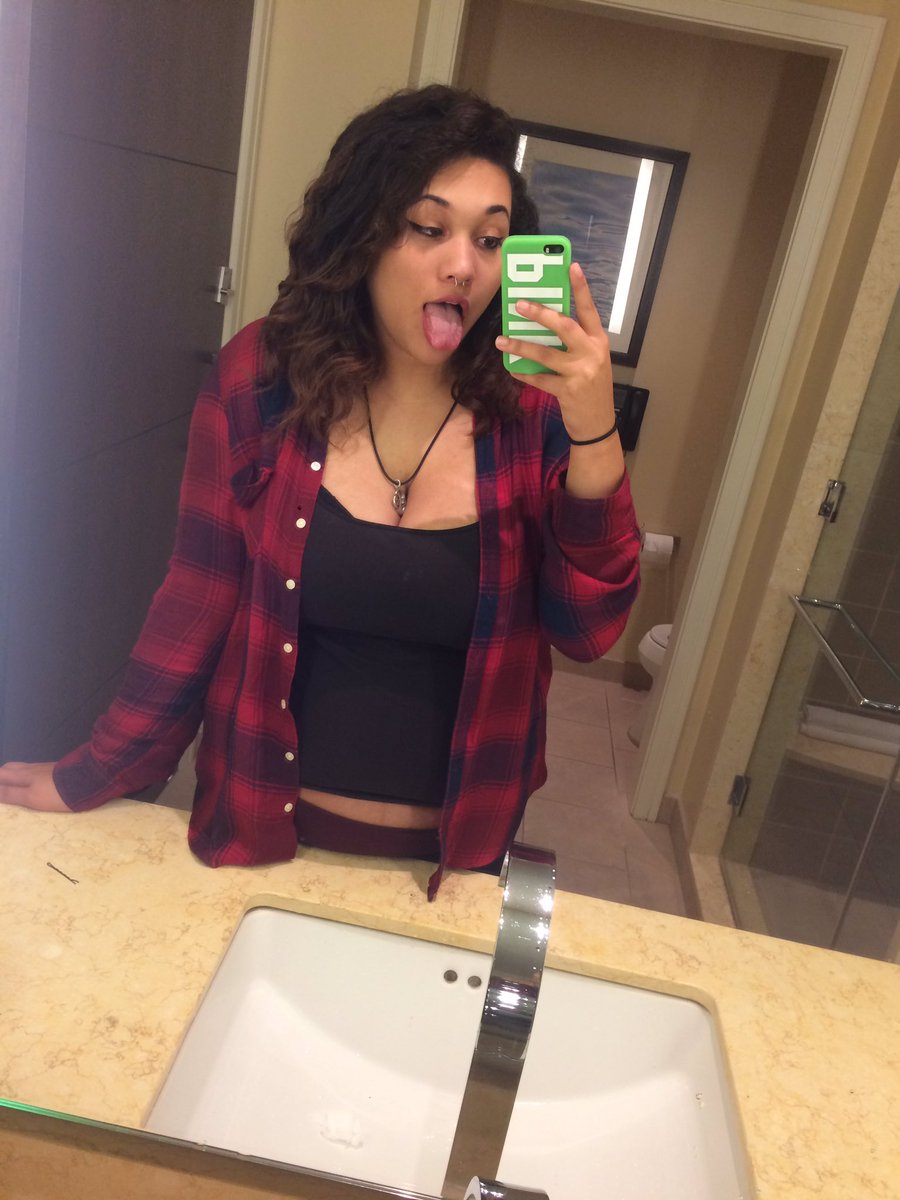 ChanelInwhite's tweet photo. Soooo you know my gay ass gotta hop on the bandwagon #girlskissgirlsselfies 💁🏽 👭👫 #biandproud ✊🏽 https://t.co/YvmrPqS2eA